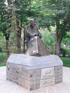 تندیس حاج حسین آقای ملک