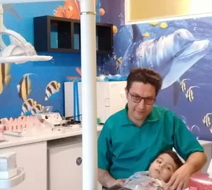 مطب دندانپزشکی دکتر علی کریم خانی متخصص دندانپزشکی کودکان
