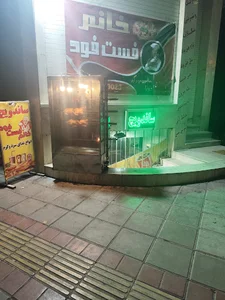 خانم فست فود مرغ کنتاکی