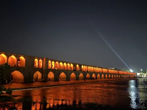 بوستان سی‌ و‌ سه پل