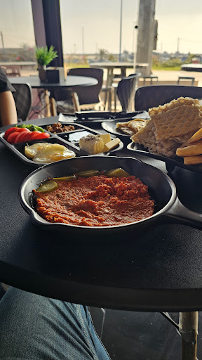 صبحانه خوری مادر