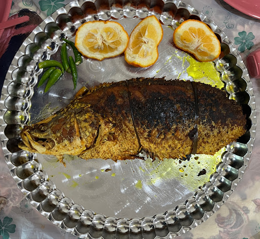 رستوران و بیرون بر لنگر
