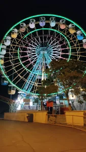 چرخ و فلک شهربازی لاله
