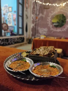 کافه و گالری خونه ما