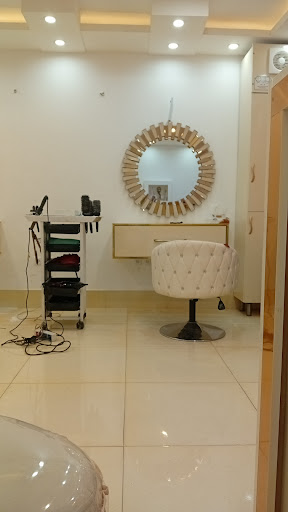 سالن زیبایی مریم مومنی