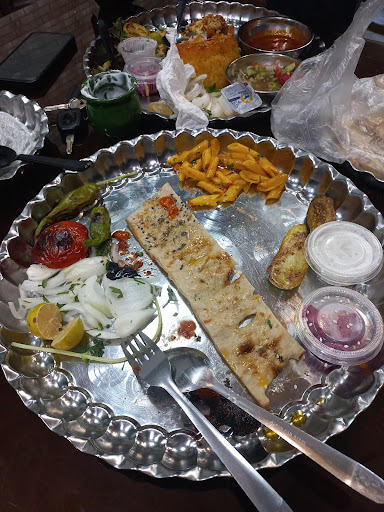 رستوران بیرون بر ته چین باز