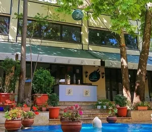 کافه باغ کاریز 2