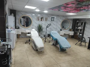 کلینیک پوست مو و زیبایی دکتر رامین نشسته