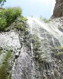 آبشارهای وزنه سر در روستای وزنه سر در ۱۷ کیلومتری آب‌بر شهرستان طارم نرسیده  به درّام و ۹۵ کیلومتری شهر زنجان قرار دارد.آبشارهای وزنه سر از سه آبشار  زیبا تشکیل شده است