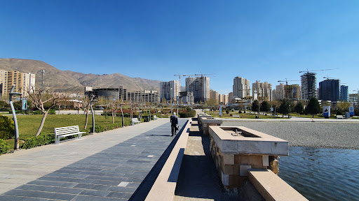 بوستان سنگی دریاچه چیتگر