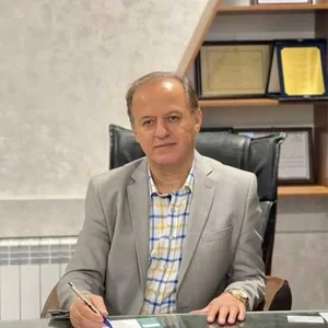 دکتر کوروش قارویی(مرکز لیزیک و لازک)