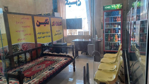 غذای بیرون بر نگین