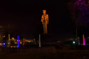 مجسمه دکتر قیصر امین پور
