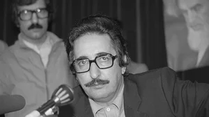 ابوالحسن بنی صدر که بود؟ - BBC News فارسی