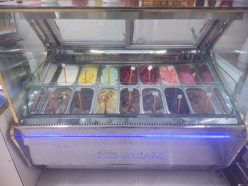 آبمیوه بستنی آقاملکی