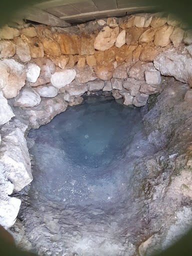 چشمه آب شیرین