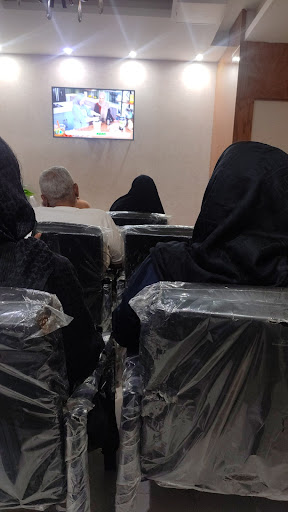 دکتر کوروش قارویی(مرکز لیزیک و لازک)