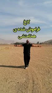 در زمین های کشاورزی اطراف روستای جلیان بقایای کاخی وجود داره که به گفته ی  تاریخ شناس ها احتمالا مربوط به دوره ی حکومت کمبوجیه هست چرا که در چند قدمی  کاخ هم آرامگاه نیمه تمامی وجود داره بسیار مشابه به ...