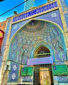 🕌 مسجد فیروز آبادی، مسجدی در شهرری است که عمده شهرت آن، به واسطه قبور  شخصیت هایی چون جلال آل احمد و محمد همایون-بنیانگذار حسینیه ارشاد-و قبر خود  سید رضا فیروز آبادی-واقف