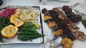 رستوران و بیرون بر دورچين