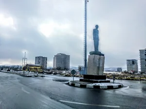 مجسمه مردانی آذری
