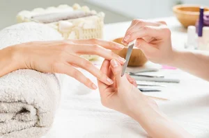 مرکز تخصصی کاشت ناخن کرج یلدا