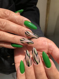 سالن ناخن و مژه دلا