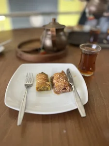 کافه باقلوای عمو وحید