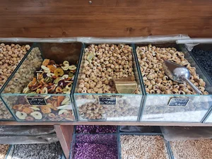 خوار و بار و لبنیات سقاخانه