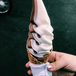آبمیوه و بستنی آی تک