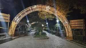 مجسمه کوهنورد و شیر سنگی