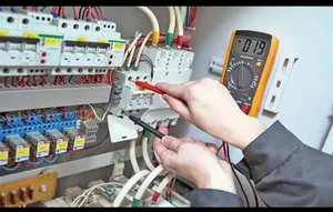 برق‌کار ساختمان در فرودگاه مهرآباد