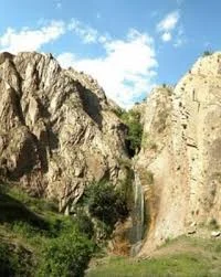 آبشارهای وزنه سر در روستای وزنه سر در ۱۷ کیلومتری آب‌بر شهرستان طارم نرسیده  به درّام و ۹۵ کیلومتری شهر زنجان قرار دارد.آبشارهای وزنه سر از سه آبشار  زیبا تشکیل شده است