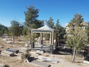 قبرستان سیصد منور