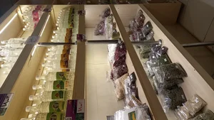 نمایشگاه و فروشگاه گلابگیری و عرقیجات ناب زرین 3