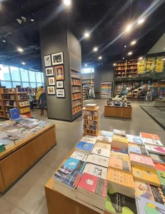کتاب‌فروشی بوک‌لند 5