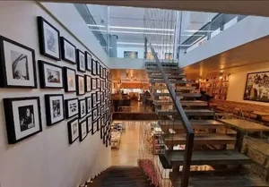 فروشگاه محصولات فرهنگی ققنوس
