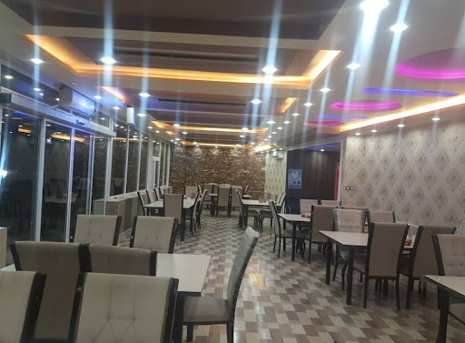 رستوران و بیرون بر کام پارت