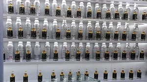 عطر قرمز ( مرکز پخش و فروش، و مرجع تخصصی عطر و عود شمالغرب کشور)