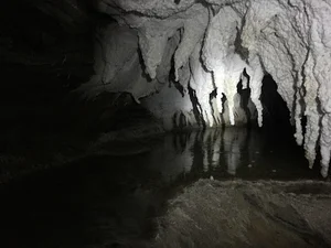 راهنمای غارهای گنبد نمکی جاشک