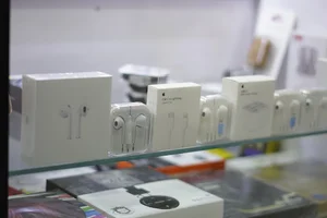 فروش،جانبی و تعمیرات موبایل100