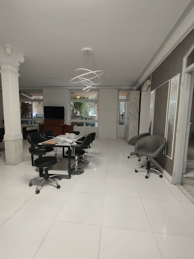 همیار تاجر