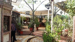 رستوران ایران زمین