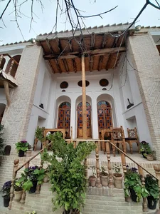 اقامتگاه سنتی خانه محلاتی ها(خانه تاریخی آقا بهاء)
