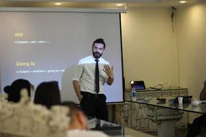 آکادمی زبان کیانوش