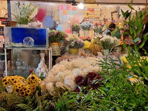 گل و گیاه و آبنمای فایبر گلاس گلستانفر
