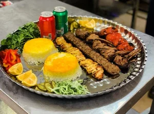 باغچه رستوران خانوادگی کاج
