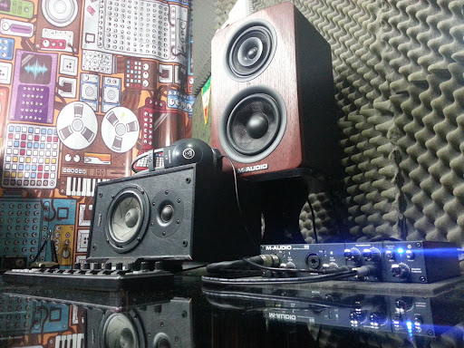 Avaye Khak Studio استودیو صدابرداری آوای خاک