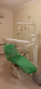 کلینیک دندانپزشکی و مرکز ایمپلنت دکترهاشم احمدی زاده