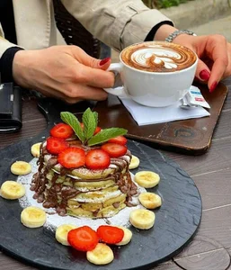 بستنی رولی اصفهان کافی شاپ جعبه ماه